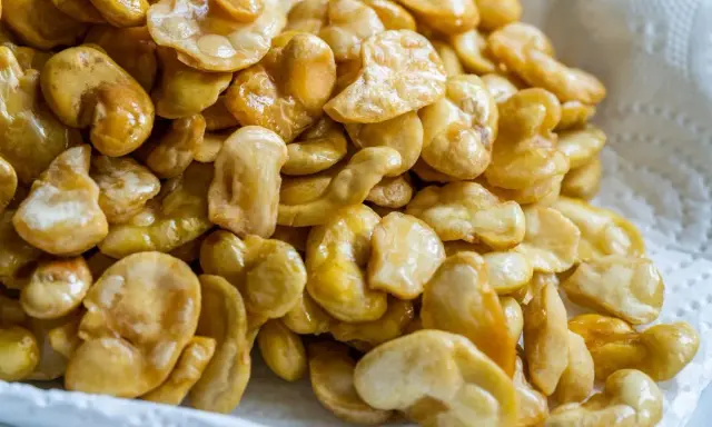 Un montón de habas fritas doradas y crujientes, listas para disfrutar como aperitivo.
