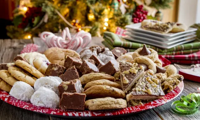 Bandeja festiva con dulces navideños: galletas, fudge de chocolate y más. ¡Perfecta para aprender como preparar una bandeja de dulces navideños!