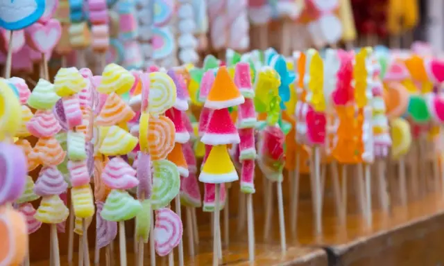 Coloridas brochetas de chuches, un arcoíris de dulces en palitos, listas para endulzar cualquier momento.