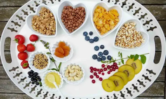 Bandeja con variedad de cereales, frutas y frutos secos, perfecta para una merienda cumpleaños infantil.