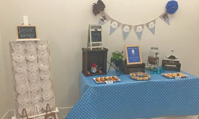Mesa de dulces con temática de ositos, llena de mini magdalenas, galletas y otros bocadillos. ¡Una fiesta con botes de chuches caseros!