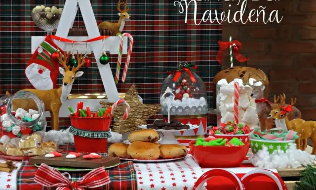 Mesa dulce navideña con renos, bastones de caramelo y muchas ideas chuches navidad.