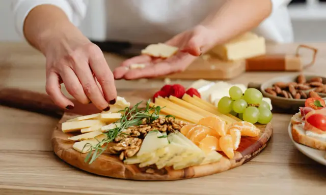 Tabla de quesos, frutas y frutos secos, ideal para un picoteo fácil y rápido.