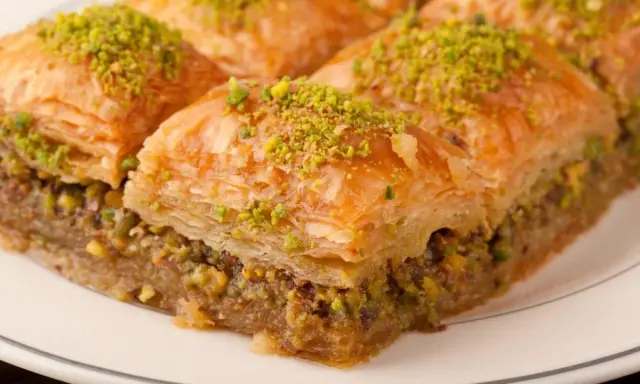 Delicioso baklava casero, capas crujientes de masa filo rellenas de nueces y bañadas en almíbar. ¡Una receta irresistible!