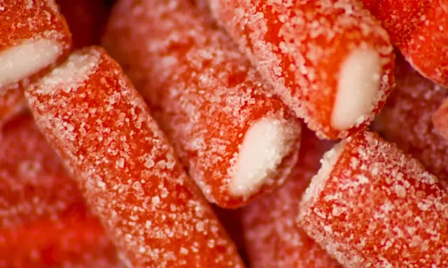 Dulces rojos con azúcar, como se hace el regaliz rojo.