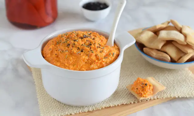 Dip de pimientos asados con pan de pita, perfecto para tus snacks de cine.