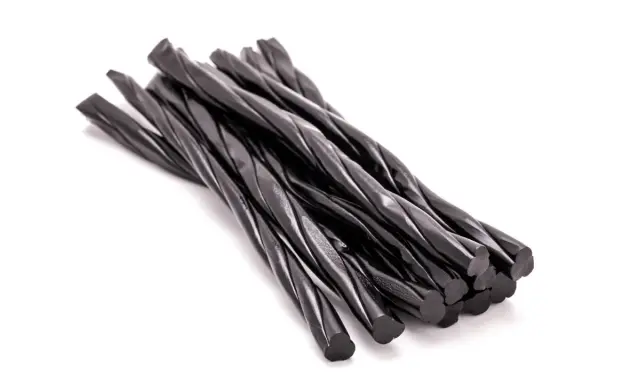Un montón de regaliz negro retorcido. Es bueno comer regaliz negro para un dulce sabor.