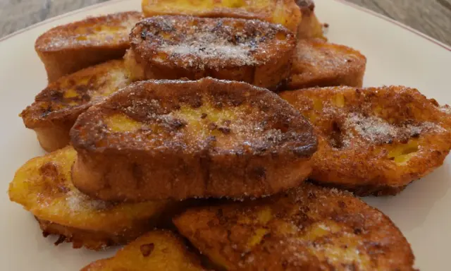 Torrijas de España, doradas y espolvoreadas con azúcar, un dulce tradicional.