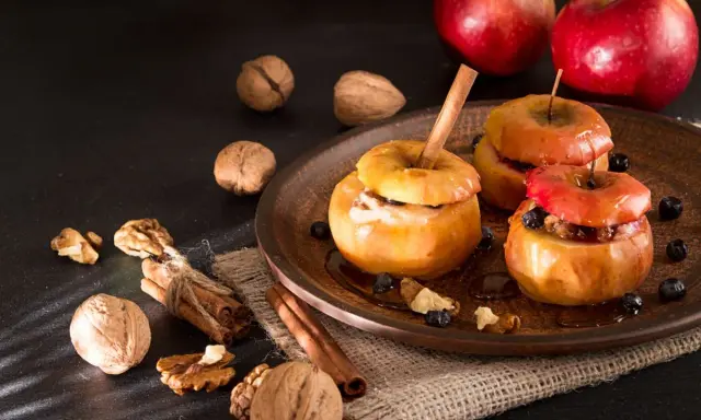 Manzanas al horno con canela y nueces, un postre casero y reconfortante.