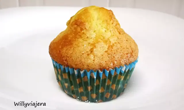 Magdalena casera fácil, dorada y esponjosa, lista para disfrutar. Perfecta para un desayuno o merienda.