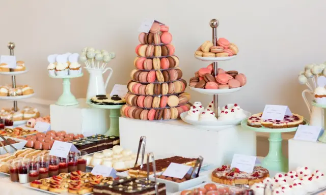 Mesa de dulces para boda: macarons, pasteles, cupcakes y más. ¡Ideas para como hacer un candy bar para boda inolvidable!