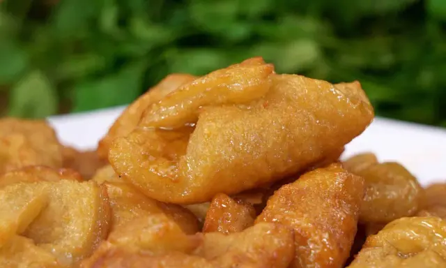 Pestiños caseros, dorados y brillantes, listos para disfrutar. Una deliciosa receta tradicional.