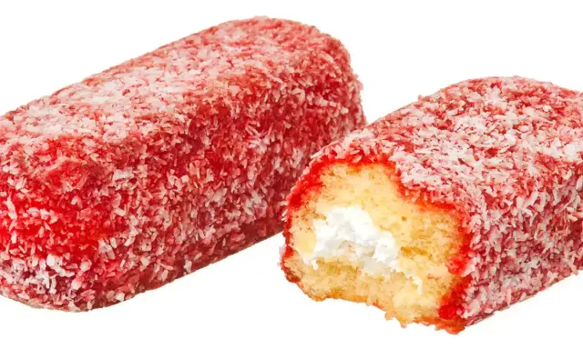 Dos pastelitos enrollados cubiertos de coco rallado y glaseado rojo, un clásico de los dulces de Estados Unidos.