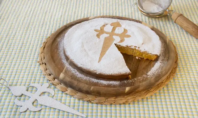 Tarta de Santiago, una de las chuches típicas de España, espolvoreada con azúcar glas y decorada con la Cruz de Santiago.