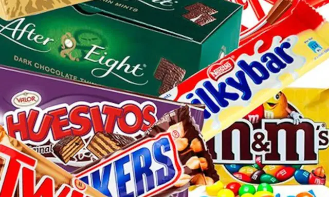 Un surtido de chocolatinas famosas: After Eight, Twix, Snickers, Huesitos, Milkybar y M&M's.