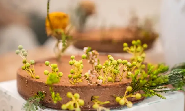 Tartas con formas de jardín, decoradas con flores y ramas verdes.