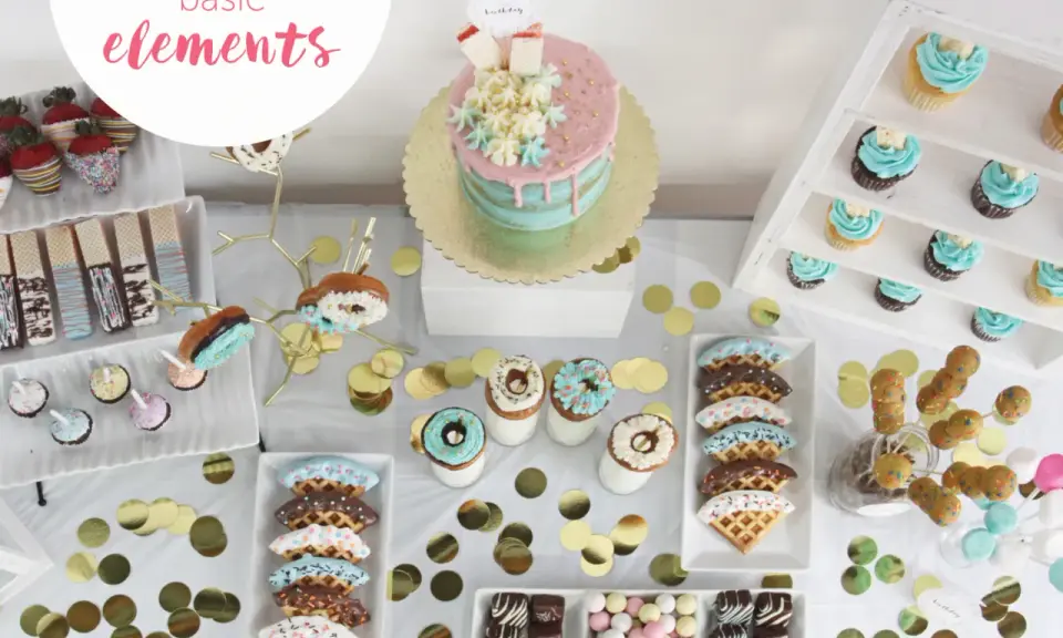 Ideas para decorar un candy bar: mesa dulce con pastel, cupcakes, donas, fresas cubiertas, galletas y confeti dorado.