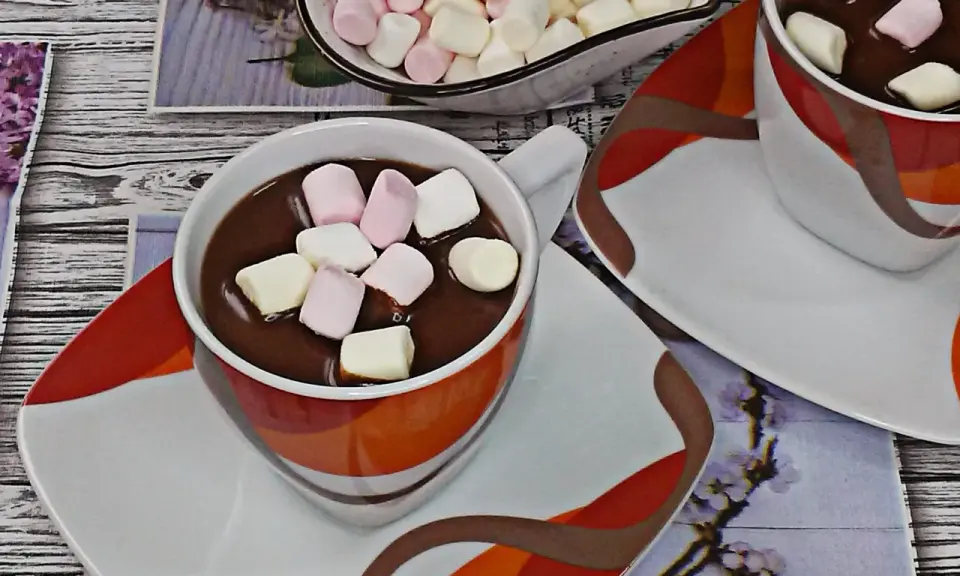 Tazas de chocolate con nubes esponjosas flotando. Un placer para los sentidos.