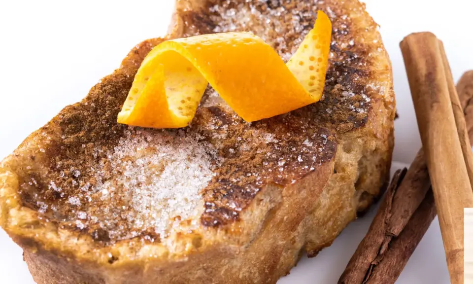 Torrijas caseras, perfectas para tu receta. Cubiertas de azúcar, canela y un toque de naranja.