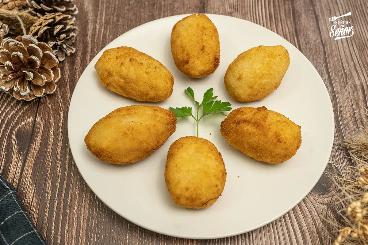 Croquetas doradas y crujientes, listas para disfrutar. Estos son los ingredientes perfectos para hacer croquetas caseras.