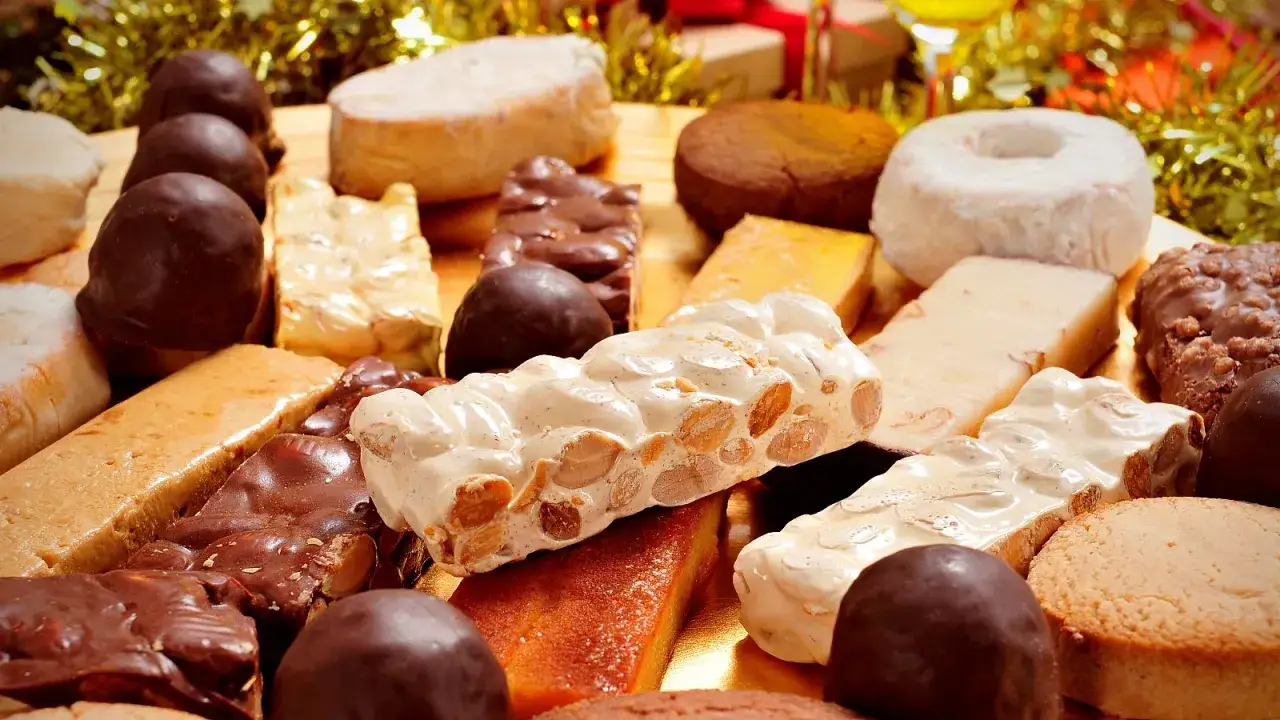Una variedad de postres navideños, incluyendo turrones, mazapanes y chocolates, listos para celebrar.