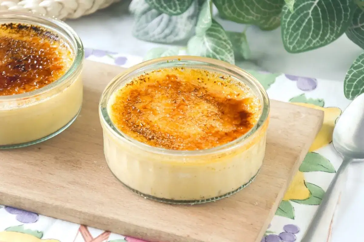 Dos deliciosas cremas catalanas en vasitos de cristal, con su capa crujiente de azúcar caramelizado.