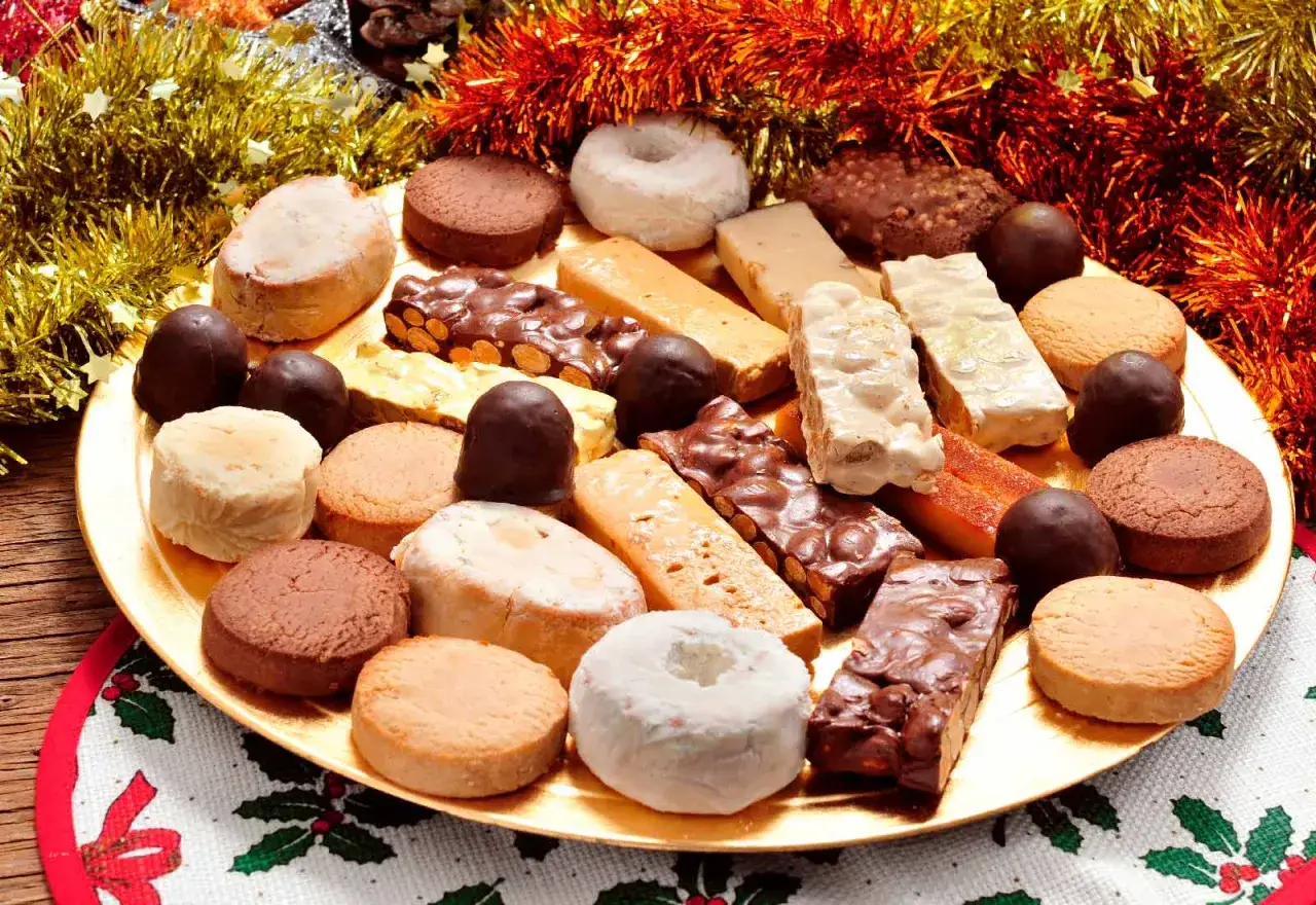 Variedad de dulces navideños: turrones, polvorones, mazapanes y bombones. ¡Una delicia para todos los tipos de chuches nombres!