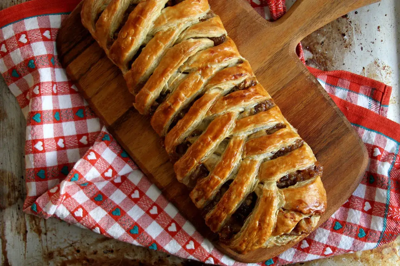 Deliciosa trenza de hojaldre dorada, rellena y lista para disfrutar.