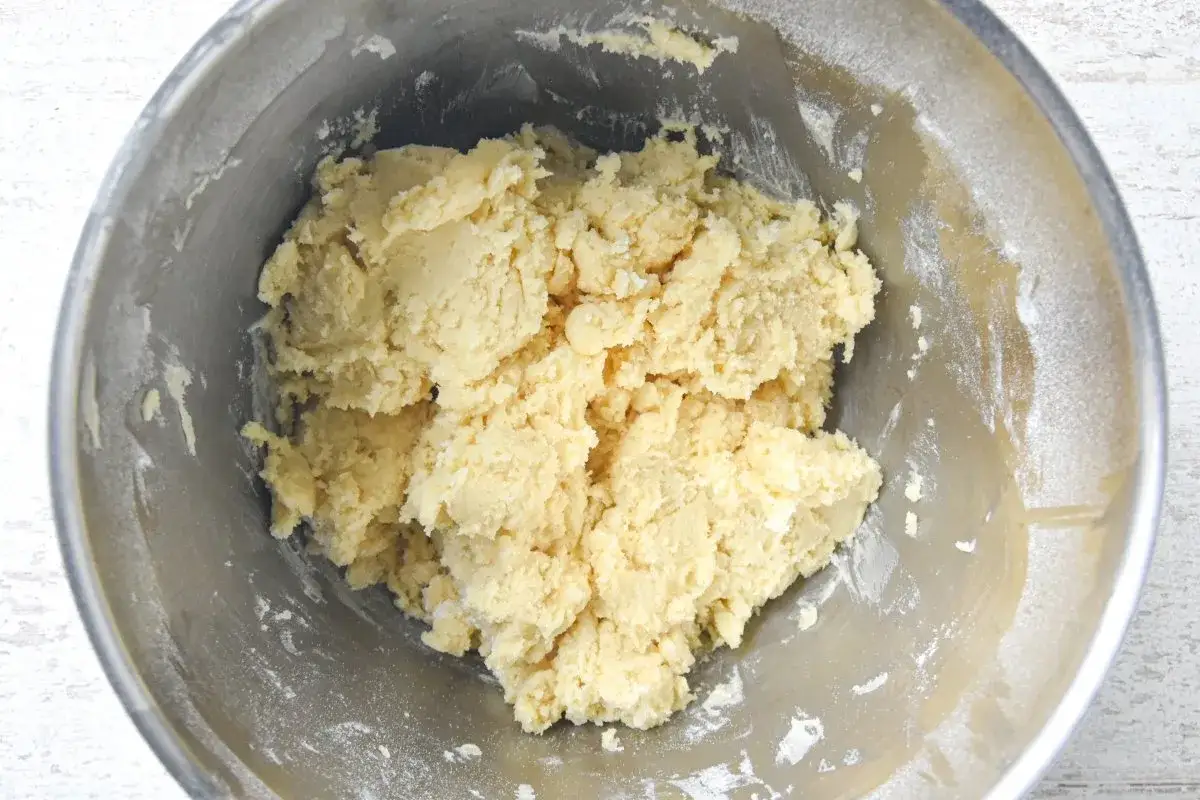 Masa para galletas recién hecha en un bol metálico, lista para hornear. ¡El primer paso de tu receta galletas favorita!