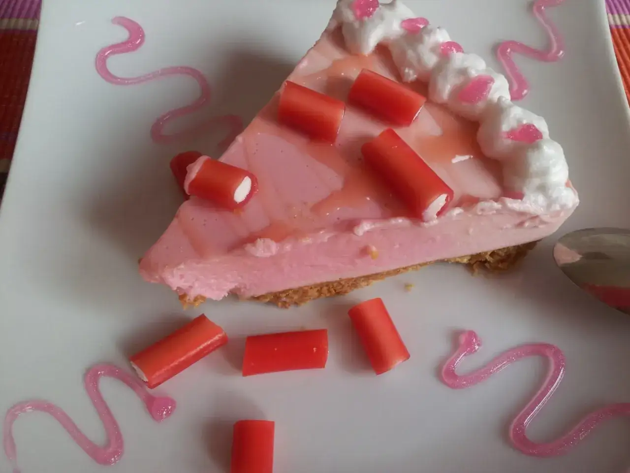 Deliciosa tarta de regaliz rojo con merengue y glaseado rosa. ¡Un postre que te hará sonreír!