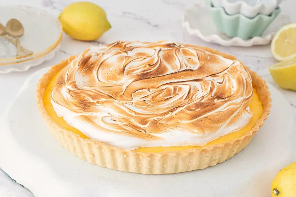 Delicioso postre de limón con merengue dorado y una base crujiente. ¡Perfecto para cualquier ocasión!