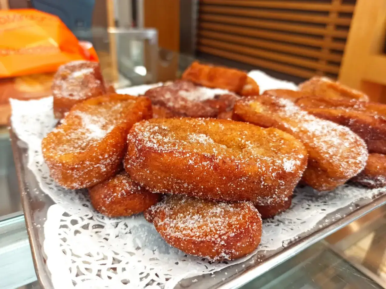 Torrijas de España, doradas y espolvoreadas con azúcar, listas para disfrutar.