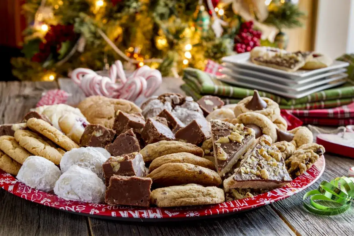Bandeja con surtido de dulces navideños: galletas, fudge de chocolate y más. ¡Perfecto para tus recetas navideñas dulces!