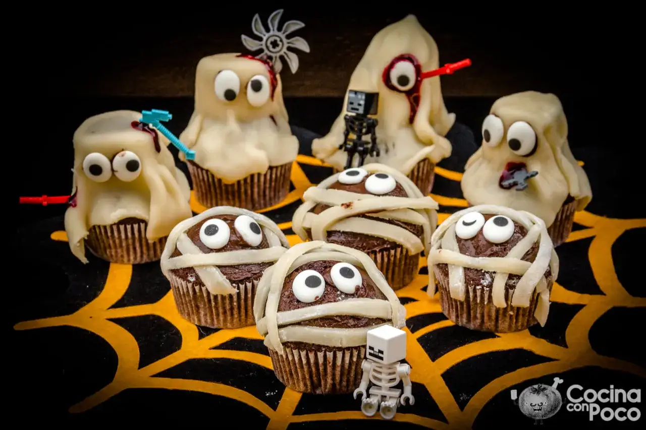Magdalenas de Halloween para niños: fantasmas y momias con ojos saltones, decoradas con mini esqueletos y telarañas.