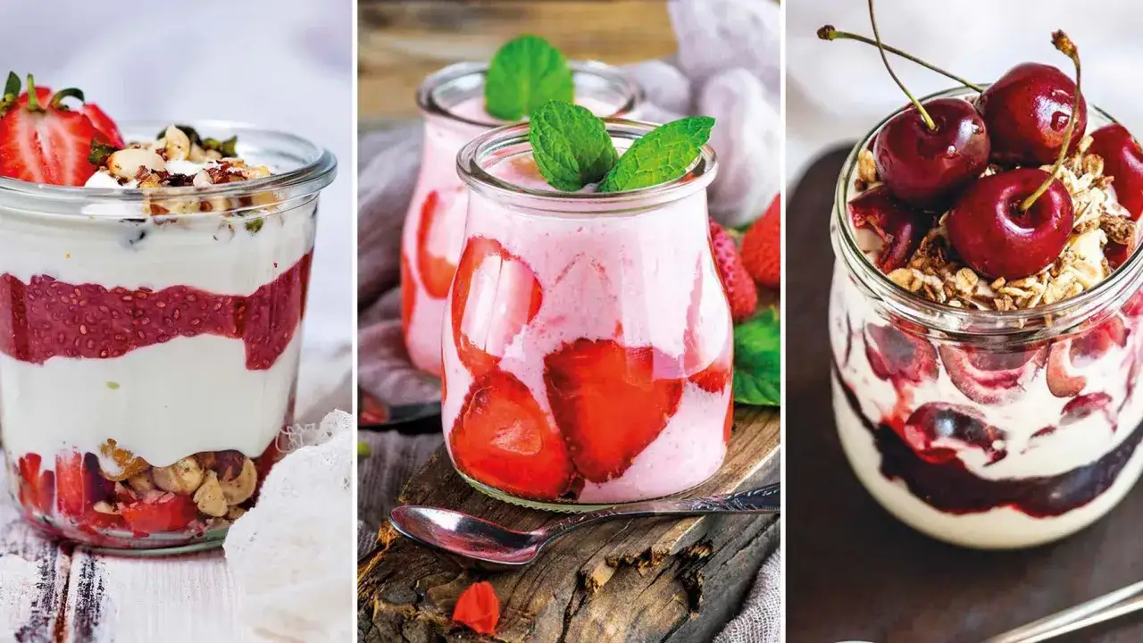 Tres deliciosos petit yogures en frascos: uno de fresa y yogur, otro de fresa y crema, y uno de cerezas y yogur con granola.