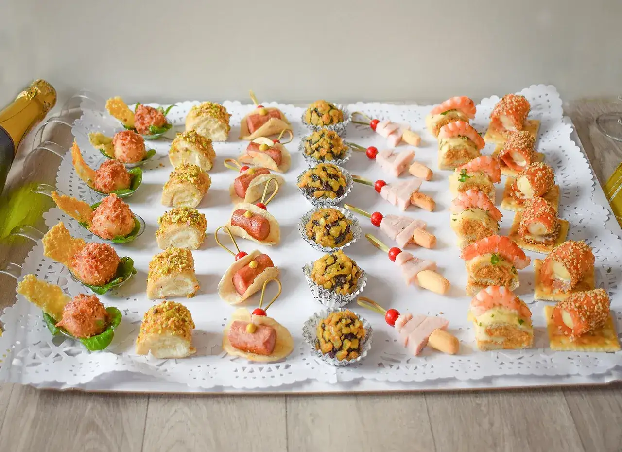 Bandeja de picoteo para cumplea&ntilde;os: mini hot dogs, bolitas de pistacho, canap&eacute;s de gambas y m&aacute;s. &iexcl;Un fest&iacute;n barato y delicioso!