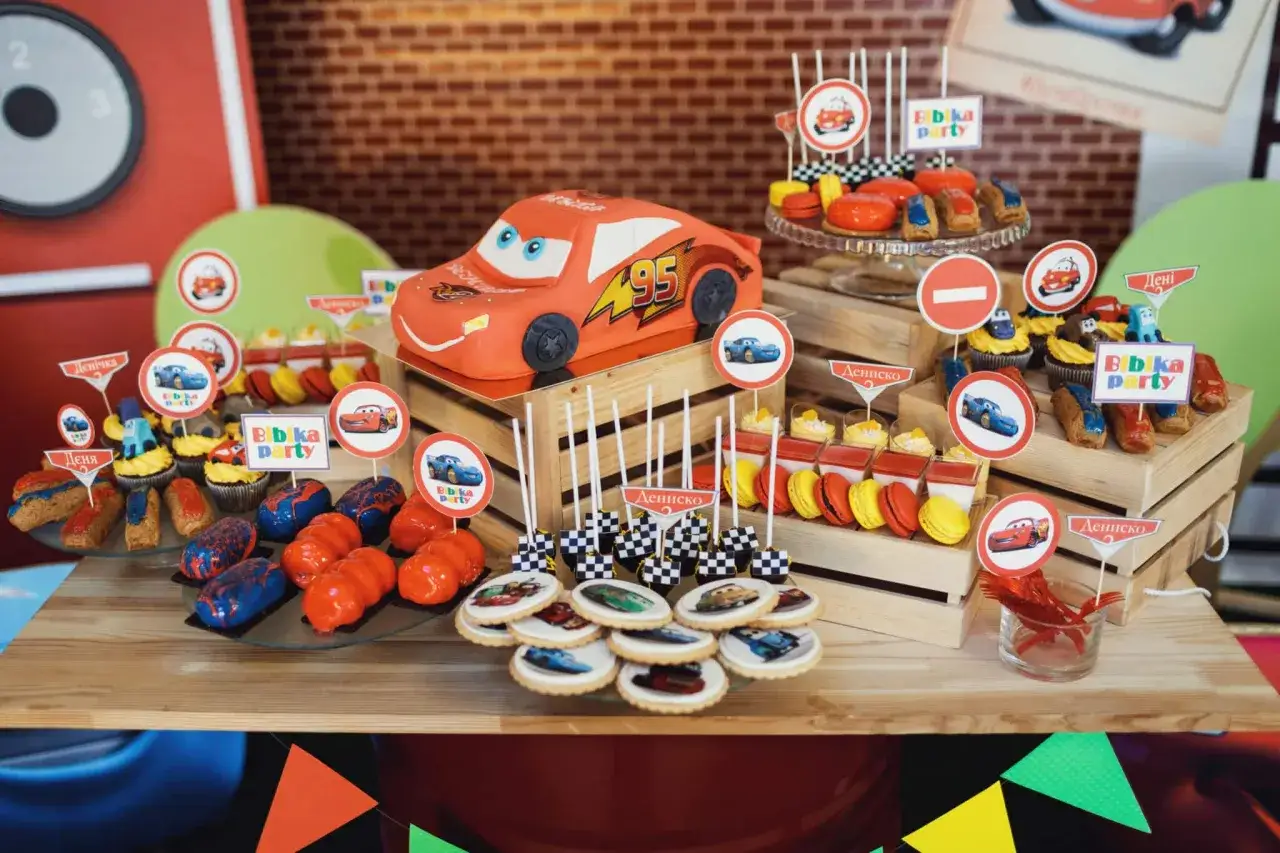 Un delicioso ramo de chuches casero con temática de Cars, lleno de galletas decoradas, cupcakes y dulces con forma de coche. ¡Perfecto para una fiesta!
