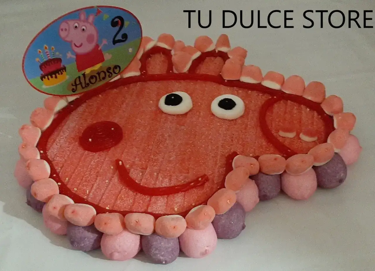 Tarta de chuches de Peppa Pig para el segundo cumpleaños de Alonso. ¡Una idea dulce para aprender como hacer una tarta de chuches de Peppa Pig!