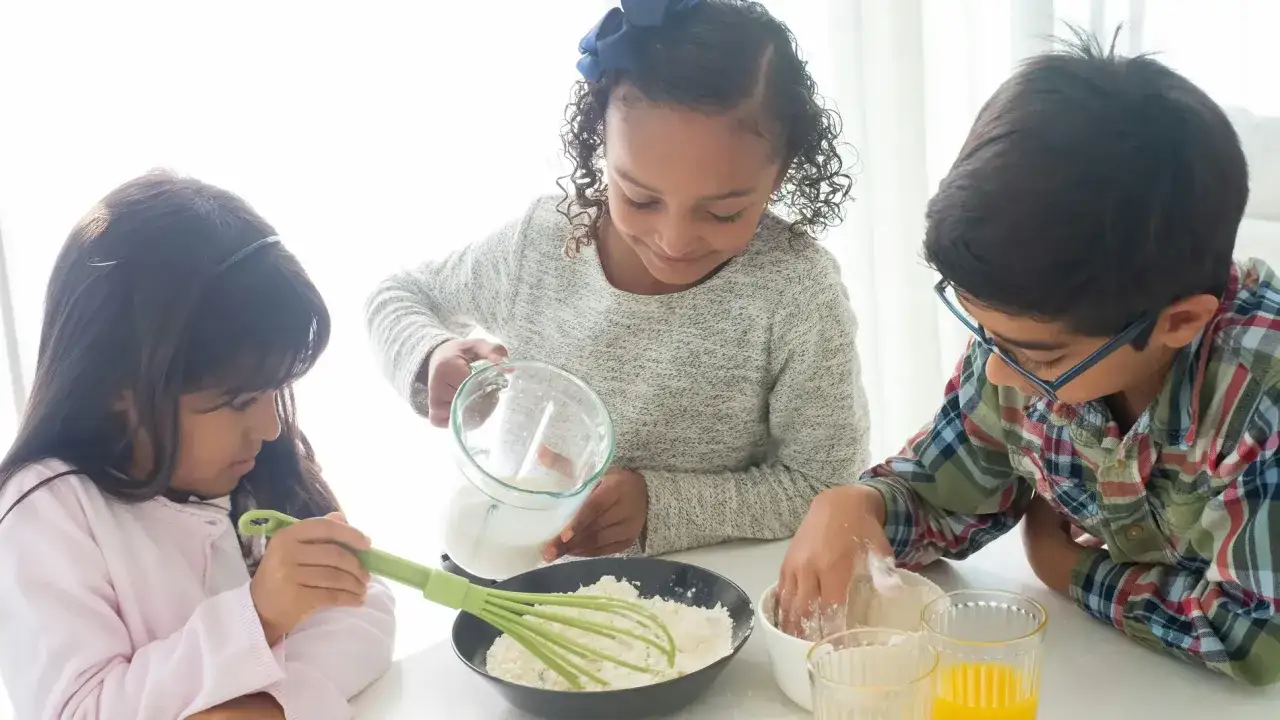 Niños preparando chuches saludables para niños, mezclando ingredientes para hornear.