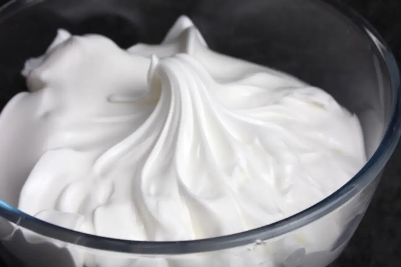 Merengue perfecto y esponjoso, listo para usar, hecho con Thermomix. Su textura cremosa y brillante es ideal para postres.