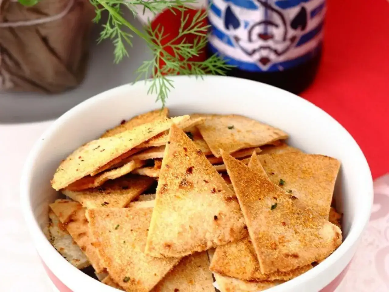 Un tazón lleno de crujientes nachos caseros, sazonados y listos para disfrutar.