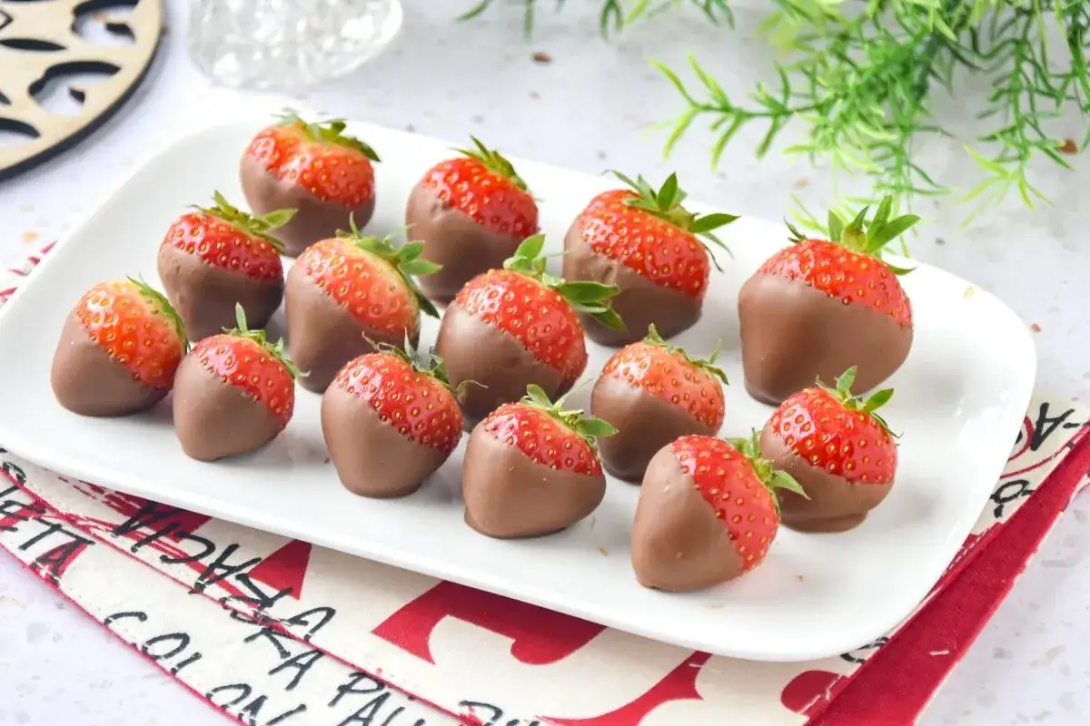 Un delicioso postre con fresas cubiertas de chocolate, listas para disfrutar.