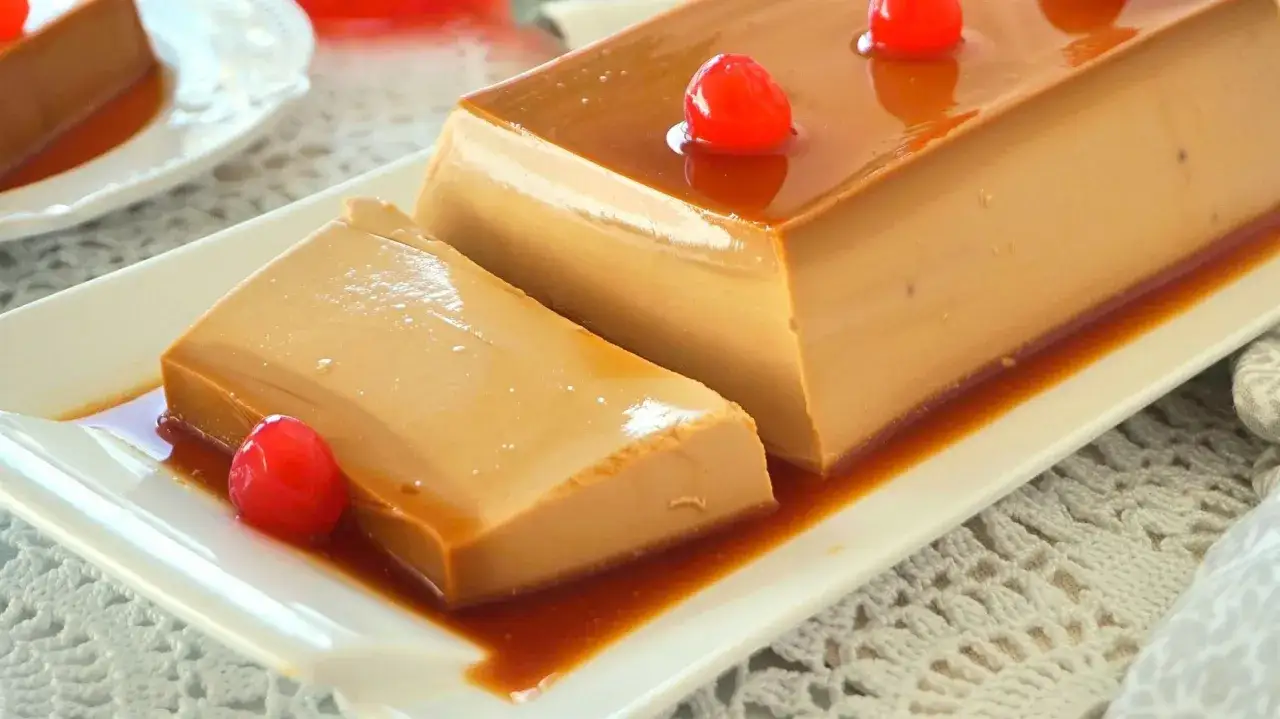 Delicioso flan de café sin horno, con caramelo líquido y cerezas rojas.