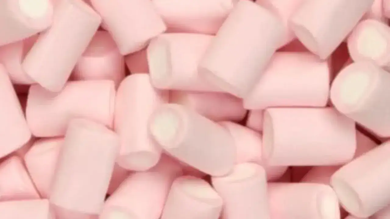 Montón de esponja chuche rosa, suaves y deliciosas, listas para disfrutar.