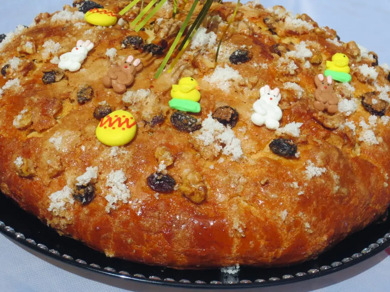 Pan dulce decorado con conejitos, pollitos y huevos de Pascua, perfecto para tu mesa. Hecho con Thermomix.