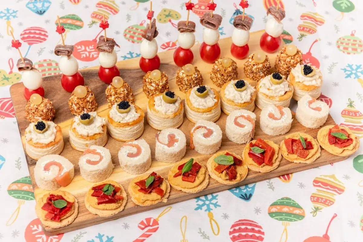 Tabla de entrantes navide&ntilde;os con canap&eacute;s variados: brochetas, volovanes, rollitos y tostas. &iexcl;Perfectos para celebrar!