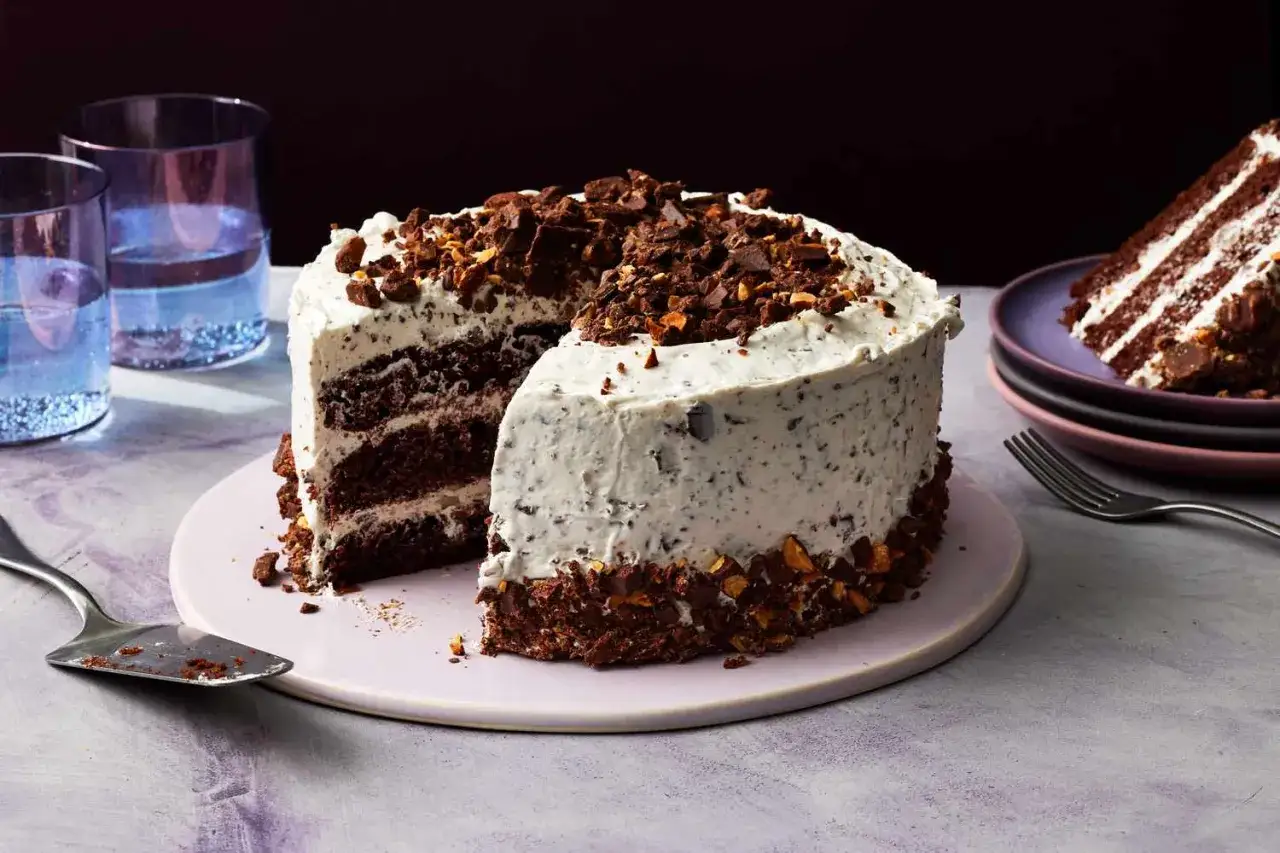 Deliciosa tarta de chocolatinas, perfecta para aprender como hacer tarta de chocolatinas. Capas de bizcocho de chocolate y crema con trozos de chocolate.