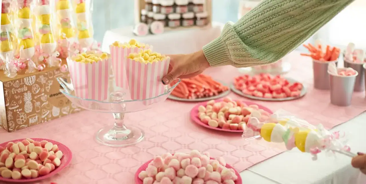 Mesa llena de chuches y palomitas, ¡ideas originales para una fiesta dulce!