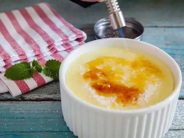 Crema catalana recién hecha con Thermomix, dorando el azúcar con un soplete. ¡Un postre perfecto!