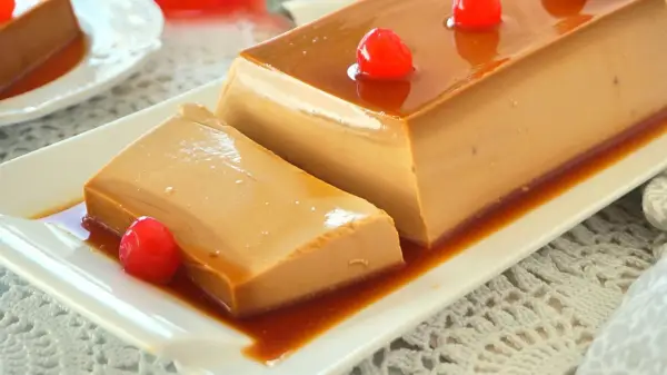 Delicioso flan de café sin horno, con caramelo líquido y cerezas rojas, listo para disfrutar.